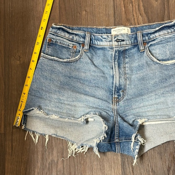 ABERCROMBIE & FITCH Cutoff Denim Shorts | High Rise | Size 30 - Picture 4 of 4